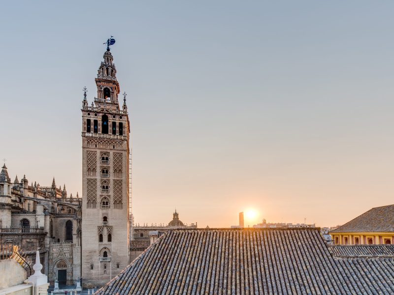 Giralda es el nombre que recibe el campanario de la Catedral de Santa María de la Sede de la ciudad de Sevilla, en Andalucía, España. Los dos tercios inferiores de la torre corresponden al alminar de la antigua mezquita de la ciudad, de finales del siglo XII, en la época almohade, mientras que el tercio superior es una construcción sobrepuesta en época cristiana para albergar las campanas. En su cúspide se halla una bola llamada tinaja sobre la cual se alza el Giraldillo.