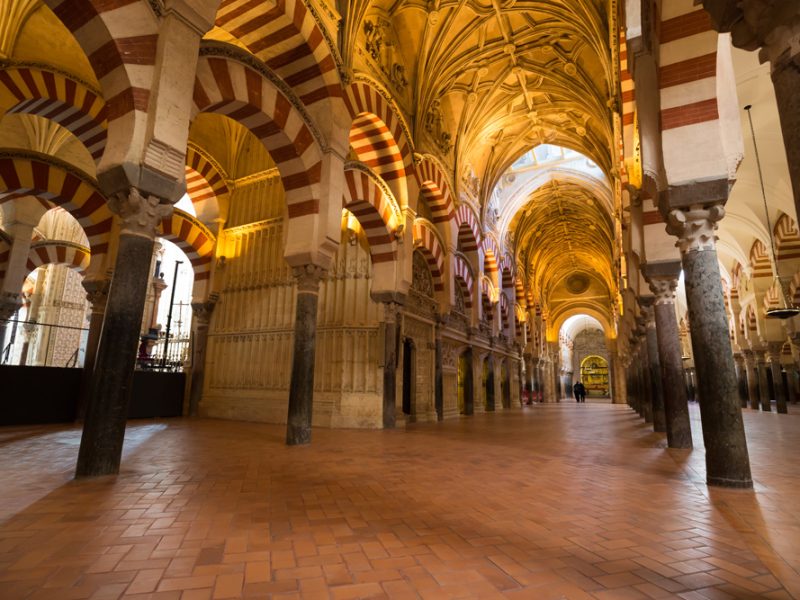 catedral-de-la-mezquita-en-cordoba-espana-la-catedral-fue-construida-dentro-de-la-antigua-gran-mezquita
