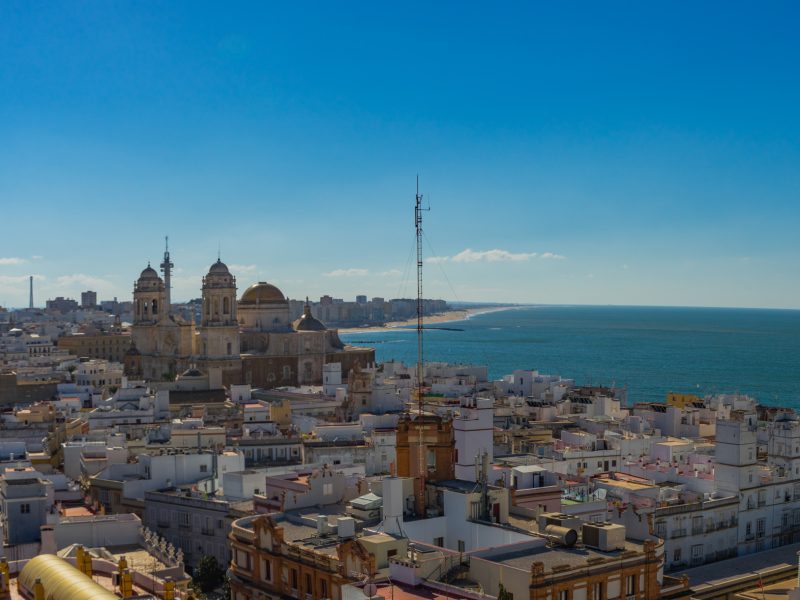 vista-de-alto-angulo-del-paisaje-urbano-por-el-mar-contra-el-cielo